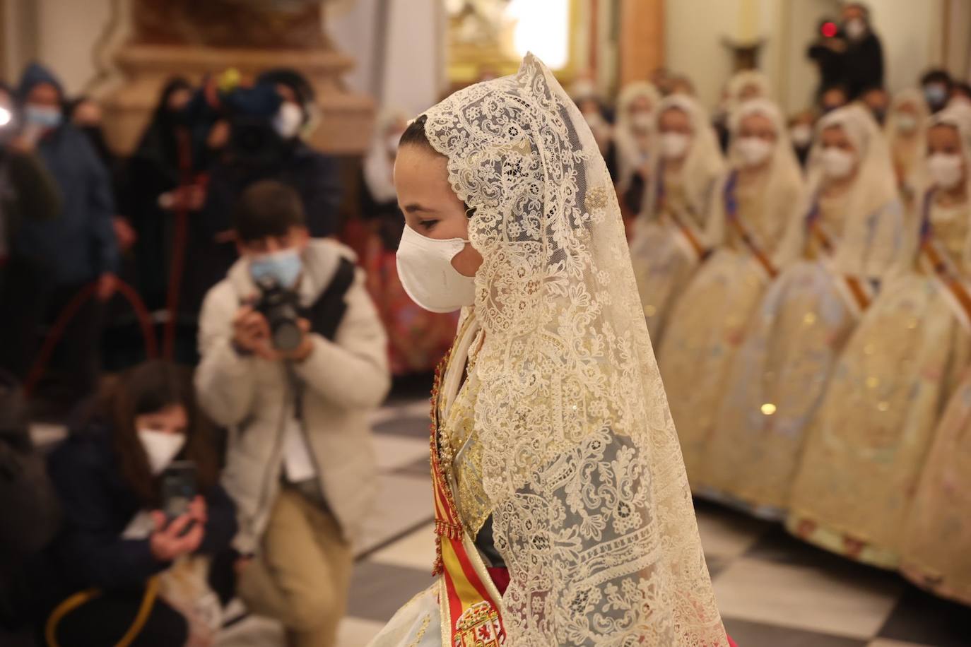 La fallera mayor infantil de Valencia, pasa ante la imagen de la Virgen. 