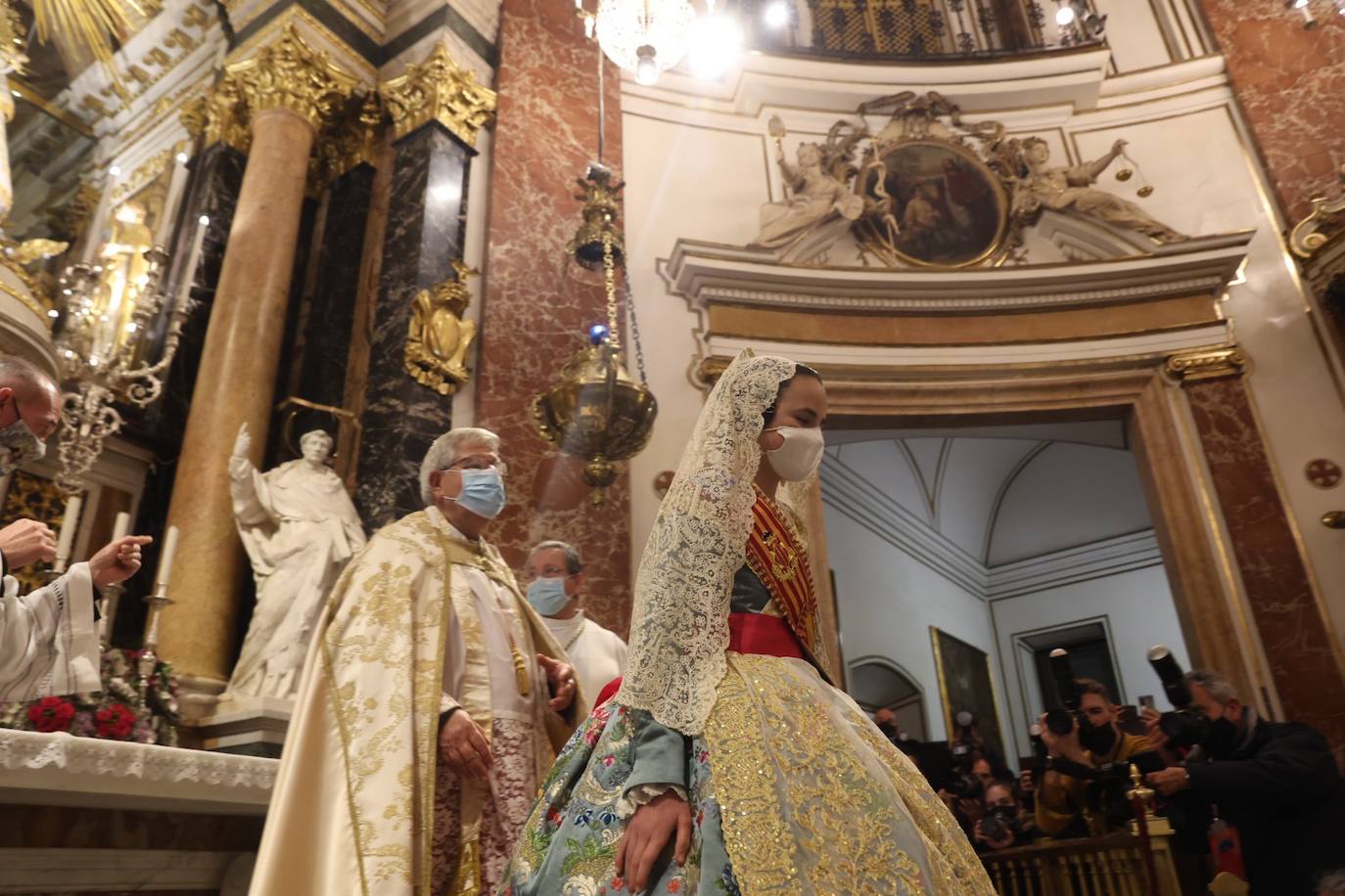 La fallera mayor infantil de Valencia, pasa ante la imagen de la Virgen. 