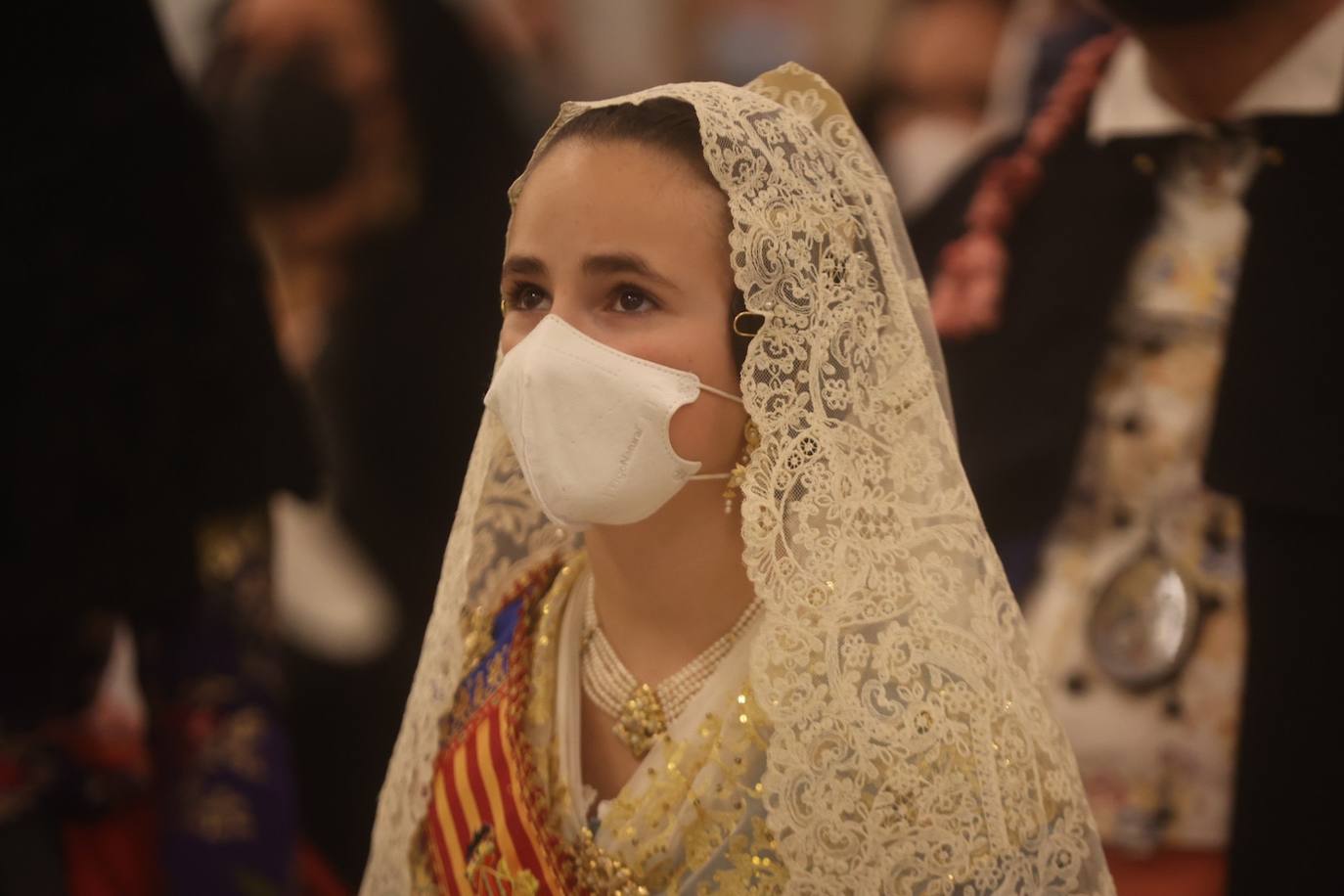 La fallera mayor infantil de Valencia, pasa ante la imagen de la Virgen. 