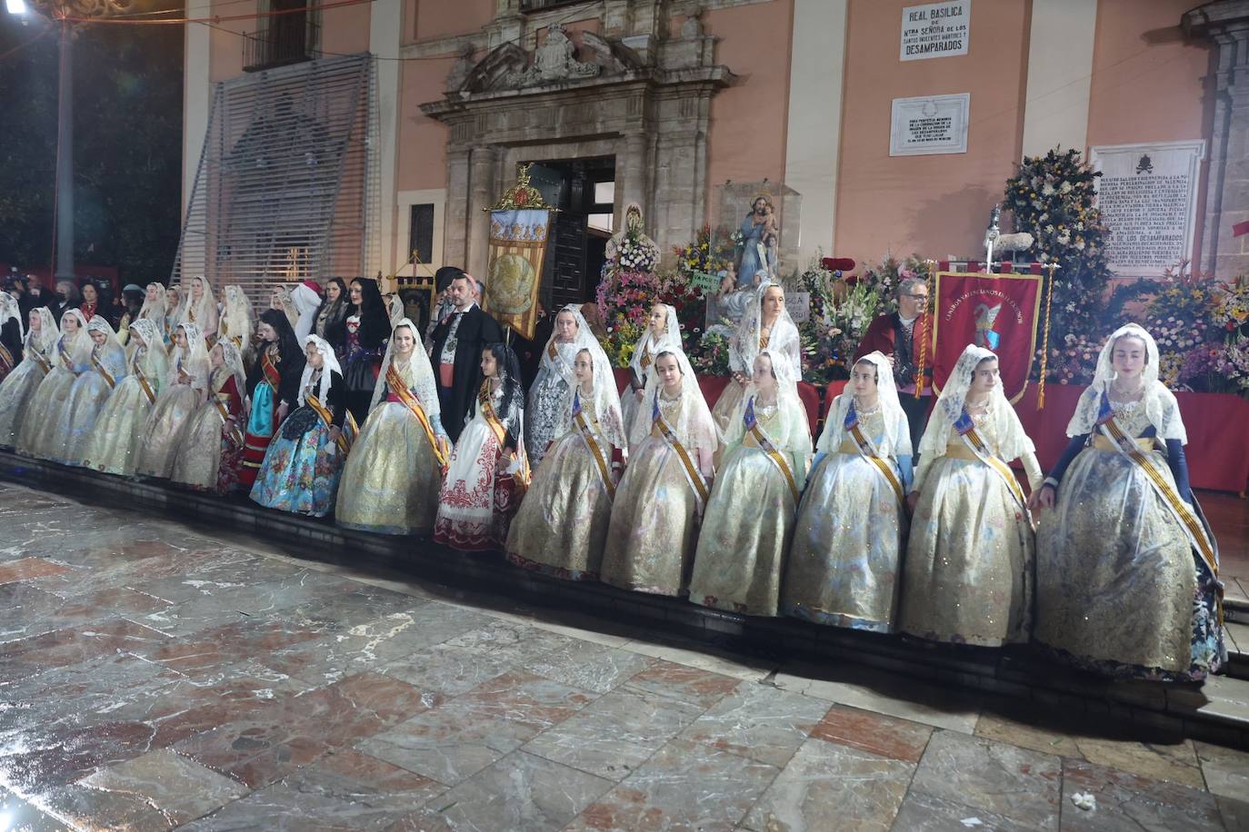 La fallera mayor infantil de Valencia, pasa ante la imagen de la Virgen. 