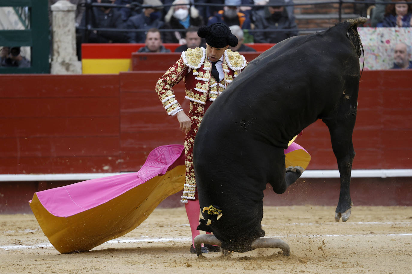 Corrida de toros de la Feria de Fallas, con reses de Victoriano del Río para Diego Urdiales, José María Manzanares y Roca Rey. 