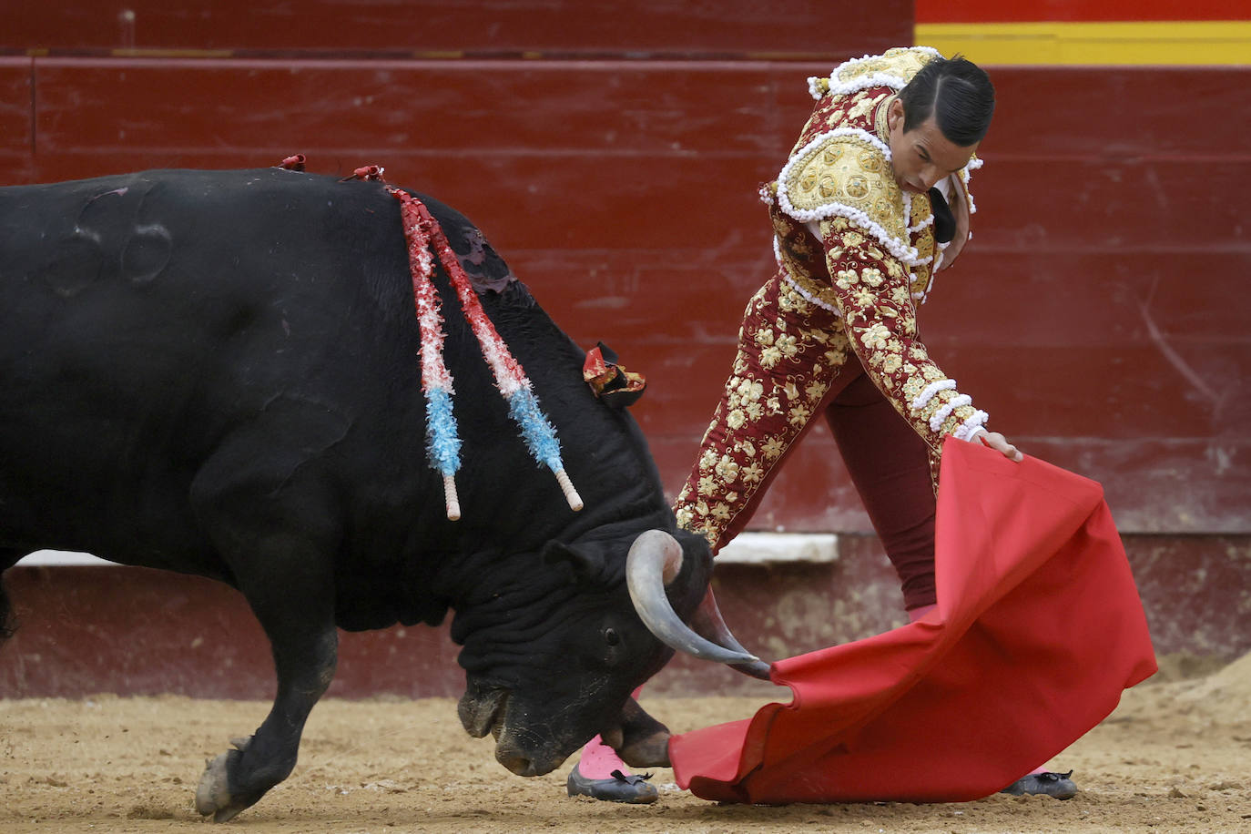 Corrida de toros de la Feria de Fallas, con reses de Victoriano del Río para Diego Urdiales, José María Manzanares y Roca Rey. 