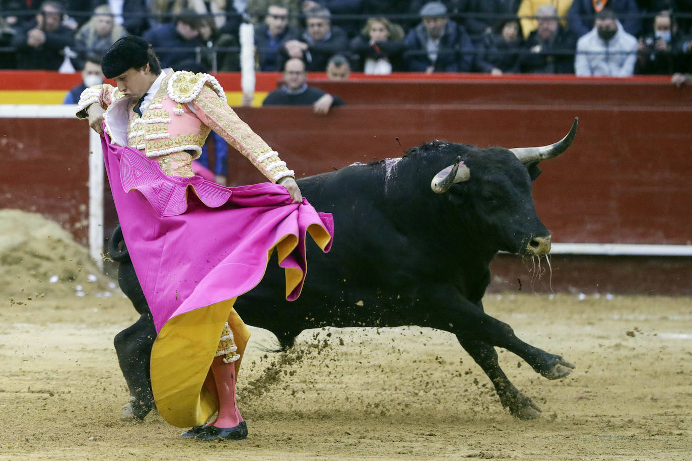 Corrida de toros de la Feria de Fallas, con reses de Victoriano del Río para Diego Urdiales, José María Manzanares y Roca Rey. 