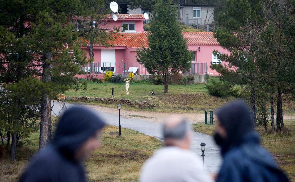 La masía donde residen las nueve personas detenidas por la Policía Nacional. 