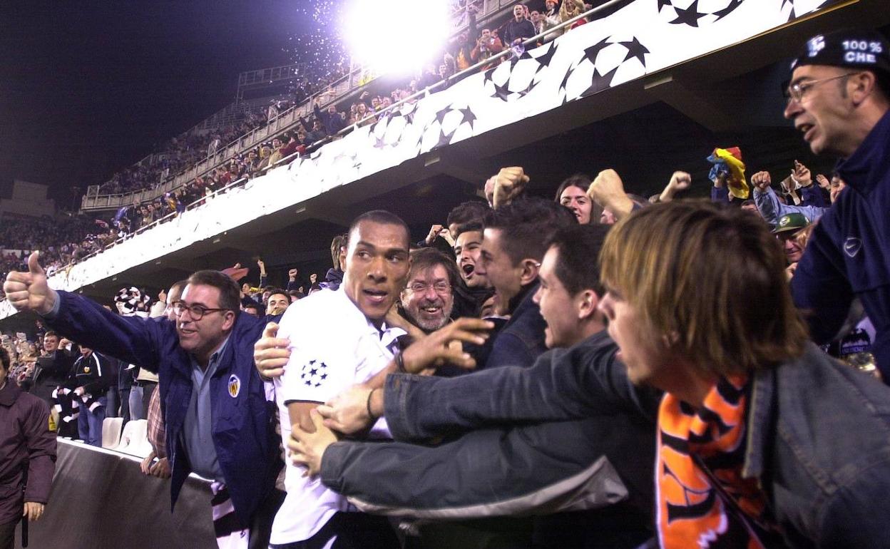 Carew celebra con el público uno de los goles contra el Arsenal. 