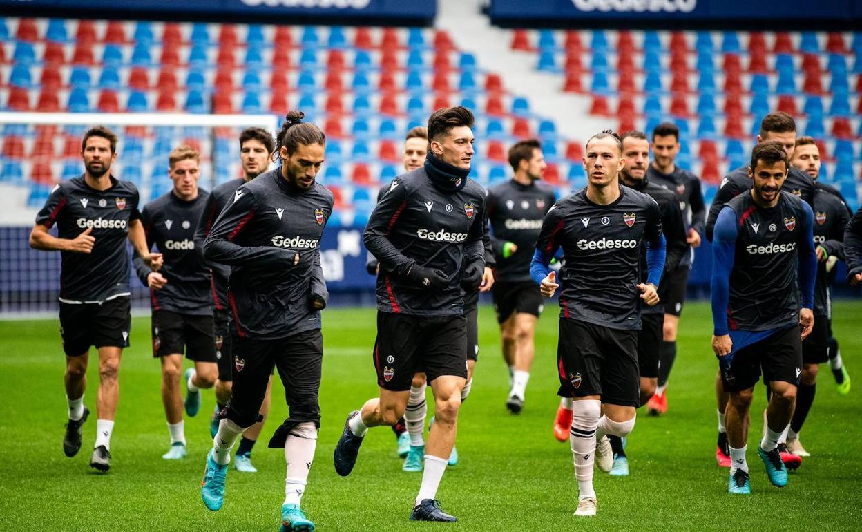 Los jugadores del Levante, durante el entrenamiento de este viernes en el Ciutat de València.