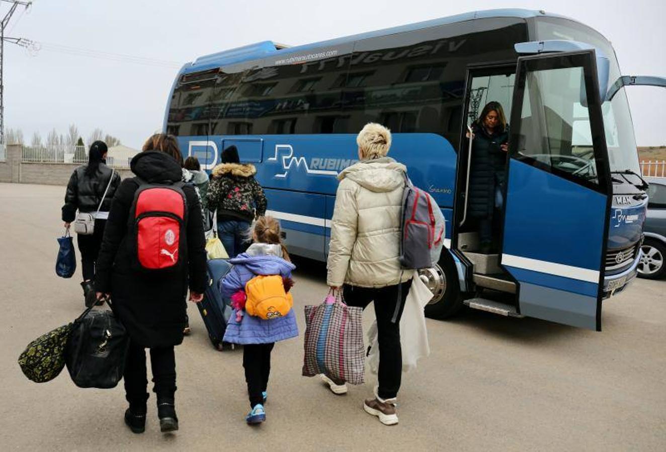 Llega a Madrid un autobús con 50 ucranianos gracias a la ONG Remar y Mensajeros de la Paz.