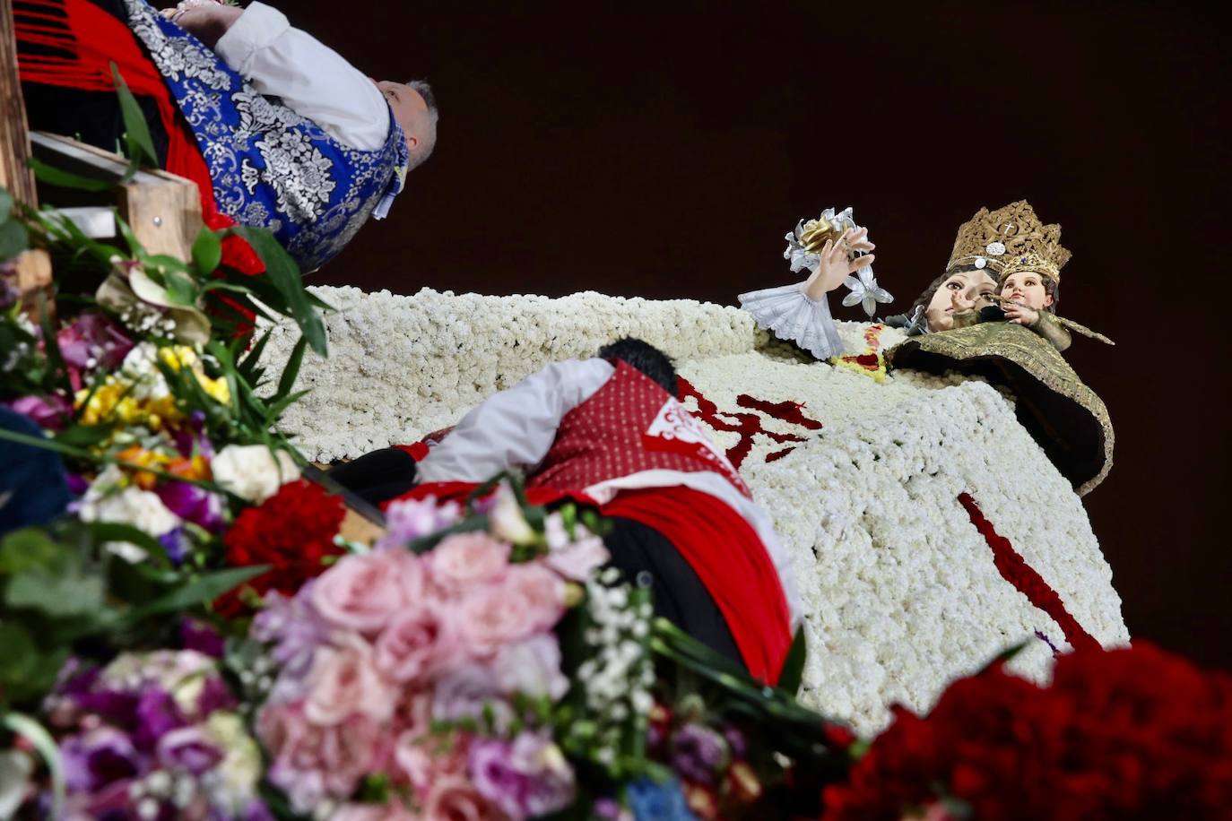 El fervor a la Virgen de los Desemperados continúa en la segunda jornada de la ofrenda de las Fallas. Emoción e ilusión a partes iguales. Además, este viernes, el tiempo ha dado una tregua a los falleros, que han podido desfilar hasta hasta la Mare de Déu sin lluvia. 