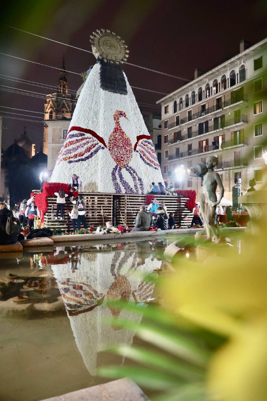 El fervor a la Virgen de los Desemperados continúa en la segunda jornada de la ofrenda de las Fallas. Emoción e ilusión a partes iguales. Además, este viernes, el tiempo ha dado una tregua a los falleros, que han podido desfilar hasta hasta la Mare de Déu sin lluvia. 