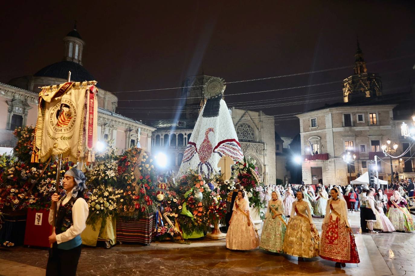 El fervor a la Virgen de los Desemperados continúa en la segunda jornada de la ofrenda de las Fallas. Emoción e ilusión a partes iguales. Además, este viernes, el tiempo ha dado una tregua a los falleros, que han podido desfilar hasta hasta la Mare de Déu sin lluvia. 