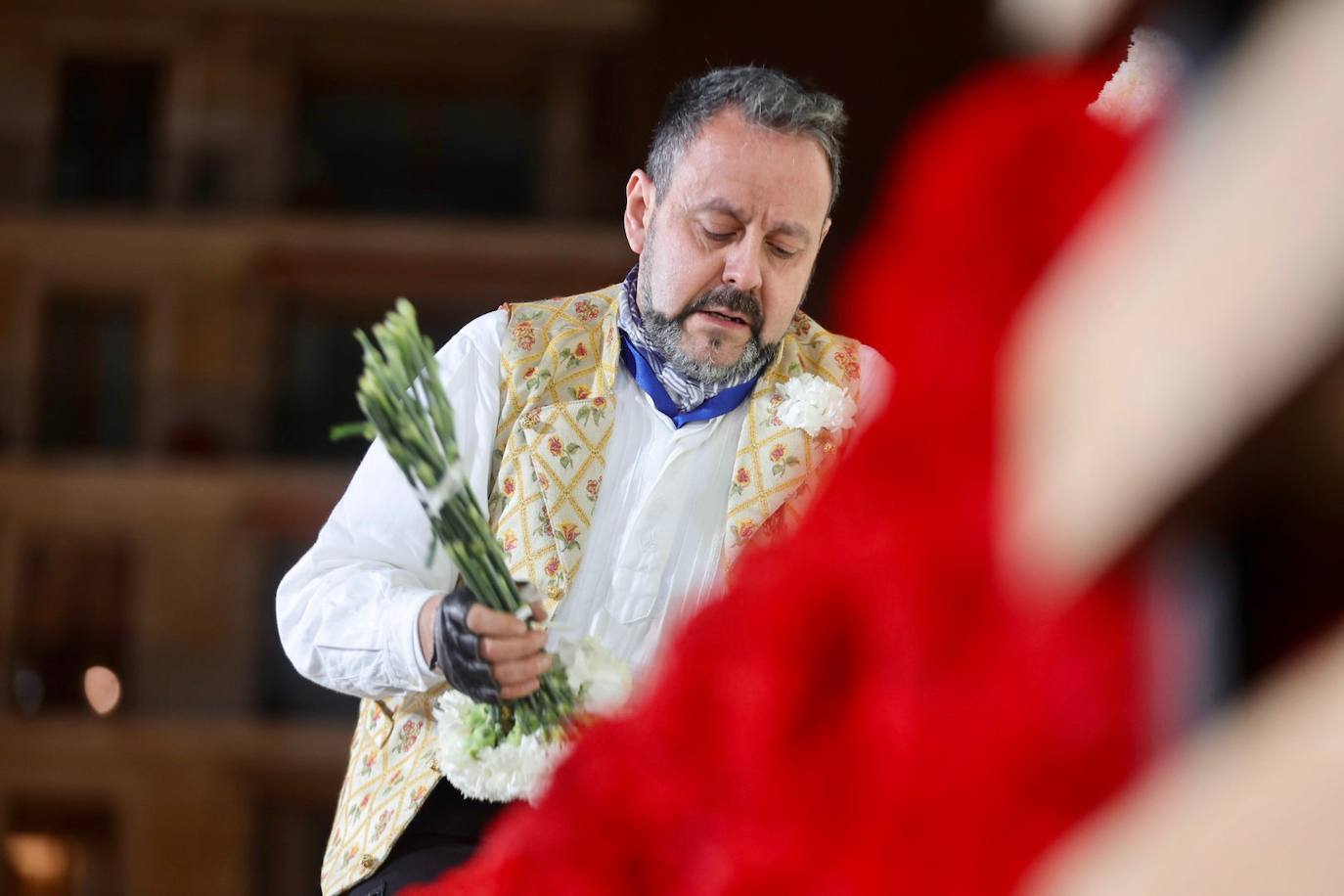 El fervor a la Virgen de los Desemperados continúa en la segunda jornada de la ofrenda de las Fallas. Emoción e ilusión a partes iguales. Además, este viernes, el tiempo ha dado una tregua a los falleros, que han podido desfilar hasta hasta la Mare de Déu sin lluvia. 