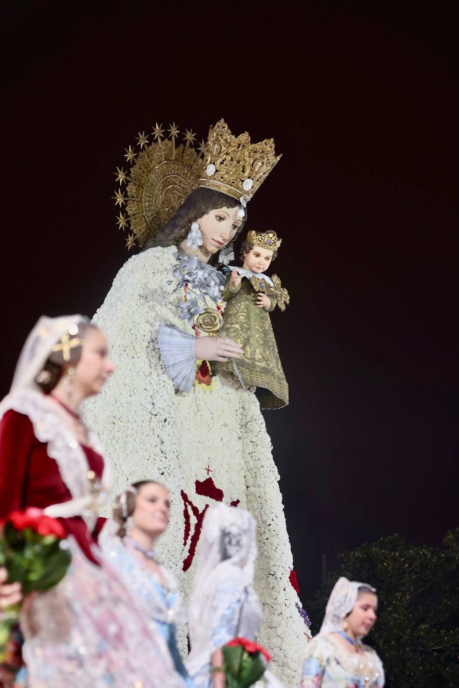 El fervor a la Virgen de los Desemperados continúa en la segunda jornada de la ofrenda de las Fallas. Emoción e ilusión a partes iguales. Además, este viernes, el tiempo ha dado una tregua a los falleros, que han podido desfilar hasta hasta la Mare de Déu sin lluvia. 