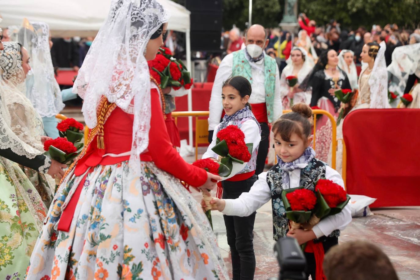 El fervor a la Virgen de los Desemperados continúa en la segunda jornada de la ofrenda de las Fallas. Emoción e ilusión a partes iguales. Además, este viernes, el tiempo ha dado una tregua a los falleros, que han podido desfilar hasta hasta la Mare de Déu sin lluvia. 