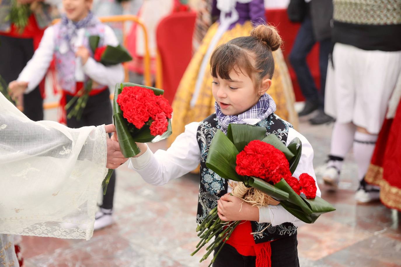 El fervor a la Virgen de los Desemperados continúa en la segunda jornada de la ofrenda de las Fallas. Emoción e ilusión a partes iguales. Además, este viernes, el tiempo ha dado una tregua a los falleros, que han podido desfilar hasta hasta la Mare de Déu sin lluvia. 