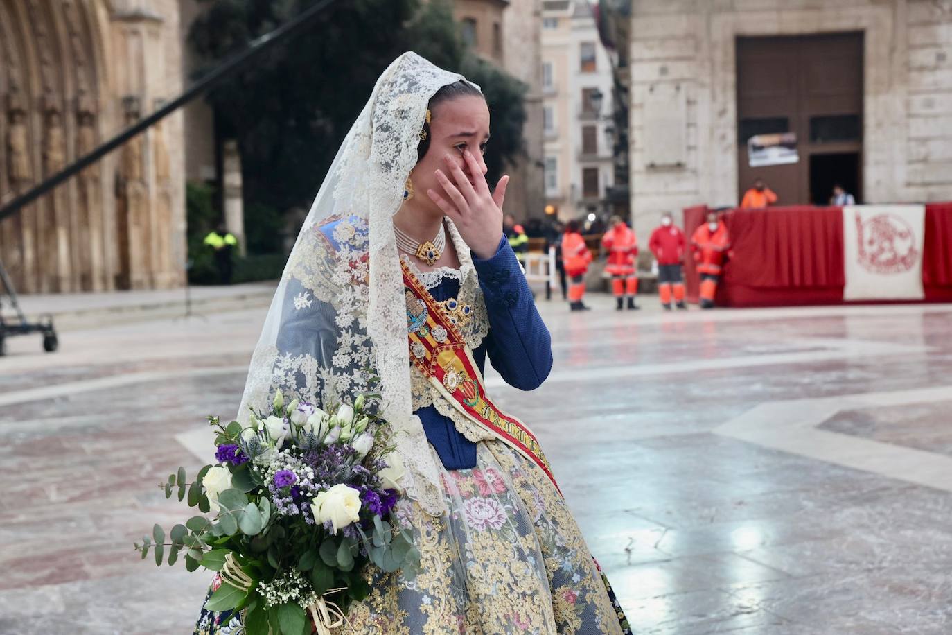 El fervor a la Virgen de los Desemperados continúa en la segunda jornada de la ofrenda de las Fallas. Emoción e ilusión a partes iguales. Además, este viernes, el tiempo ha dado una tregua a los falleros, que han podido desfilar hasta hasta la Mare de Déu sin lluvia. 