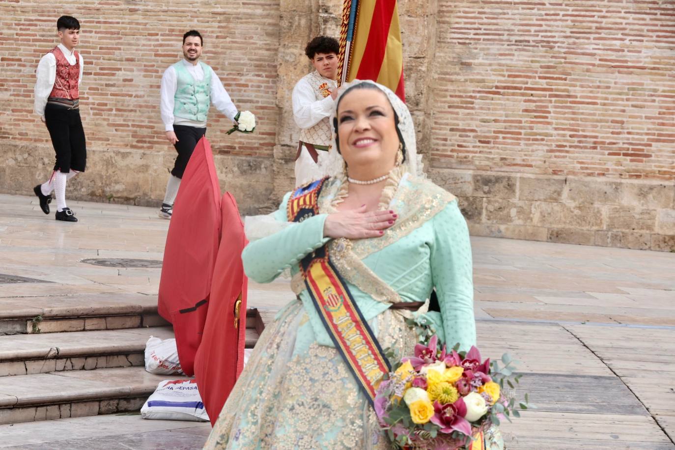 El fervor a la Virgen de los Desemperados continúa en la segunda jornada de la ofrenda de las Fallas. Emoción e ilusión a partes iguales. Además, este viernes, el tiempo ha dado una tregua a los falleros, que han podido desfilar hasta hasta la Mare de Déu sin lluvia. 