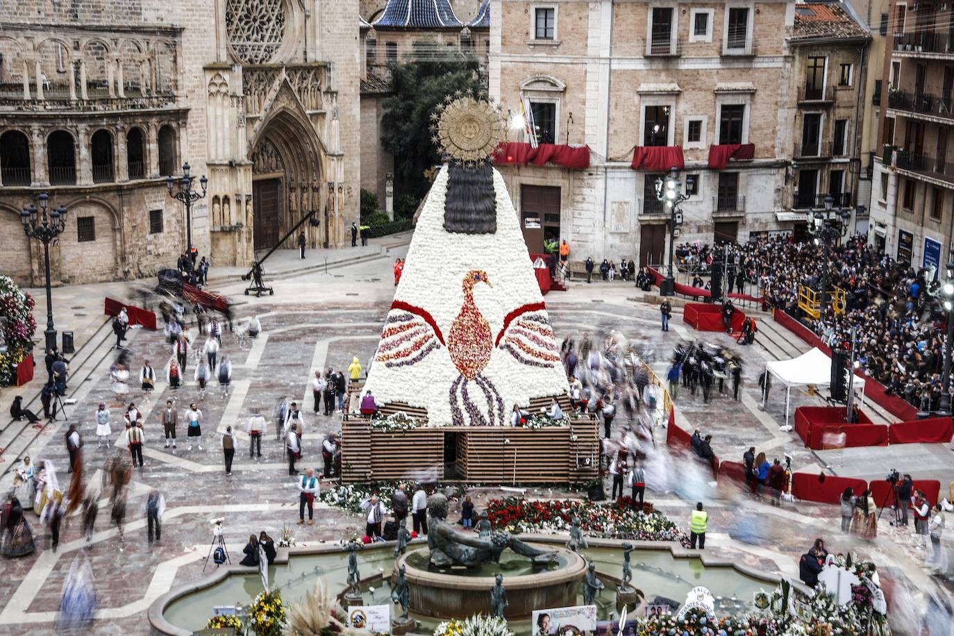 El manto de la Virgen hace referencia a todo lo que se ha vivido durante los dos años de coronavirus. Se trata de un ave fénix, que señala el resurgir después de la pandemia, con una rama de olivo en el pico que lo convierte en la paloma de la paz