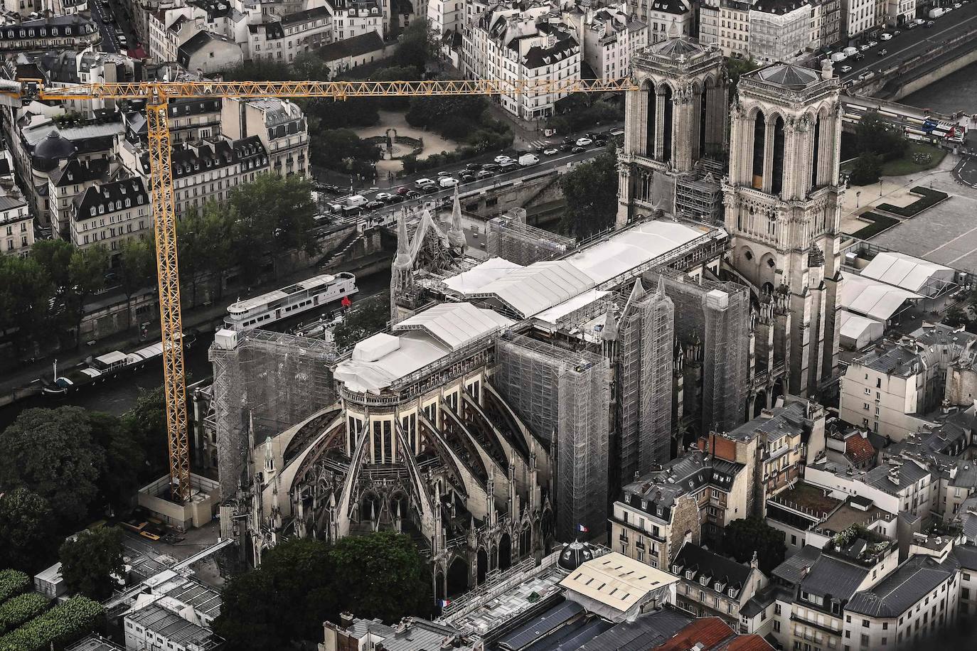 Arqueólogos han encontrado un antiguo sarcófago de plomo bajo la catedral de Notre-Dame, junto con fragmentos de un biombo, lo que ofrece una nueva visión de la historia del edificio, actualmente en reconstrucción tras un devastador incendio en 2019.