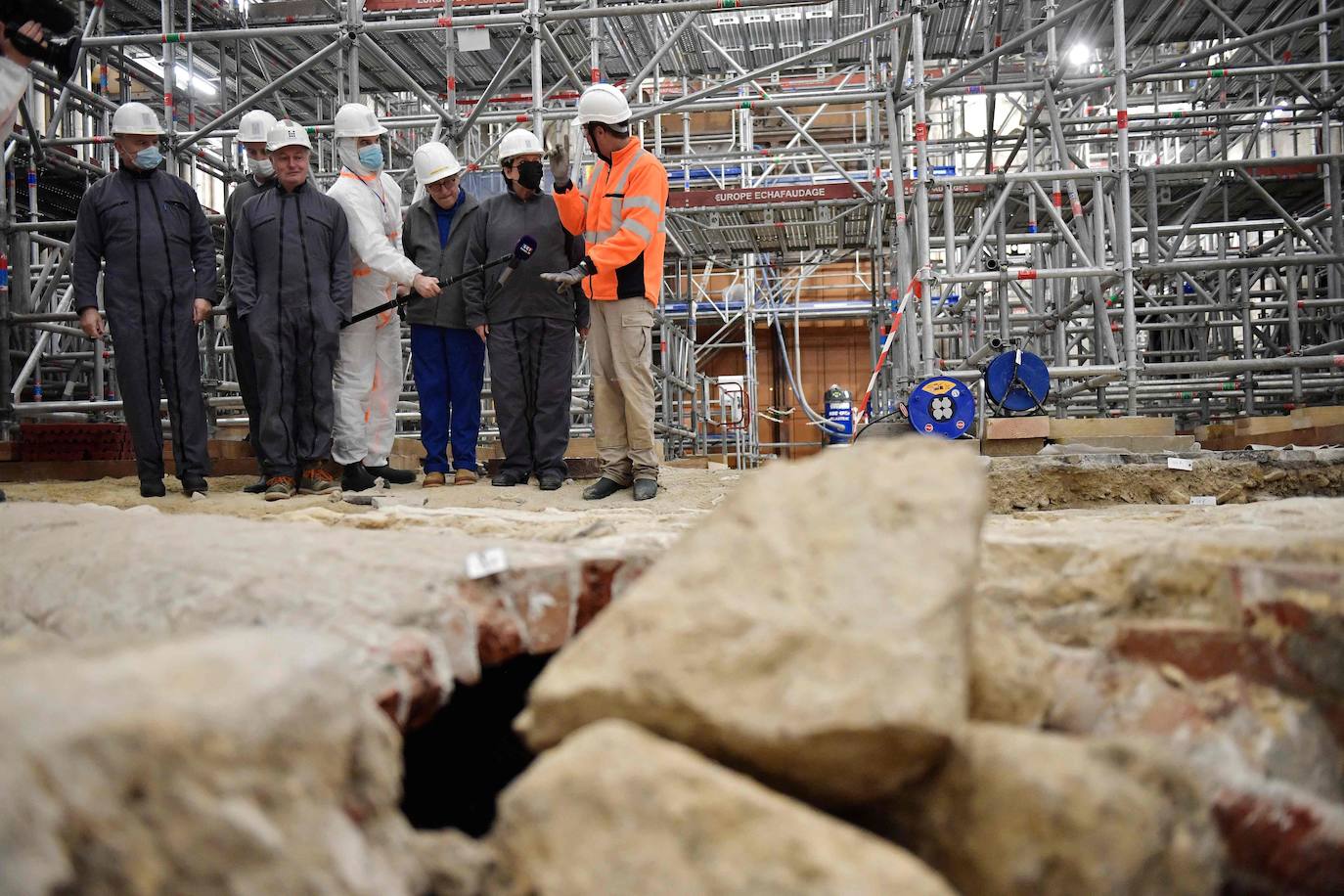 Arqueólogos han encontrado un antiguo sarcófago de plomo bajo la catedral de Notre-Dame, junto con fragmentos de un biombo, lo que ofrece una nueva visión de la historia del edificio, actualmente en reconstrucción tras un devastador incendio en 2019.