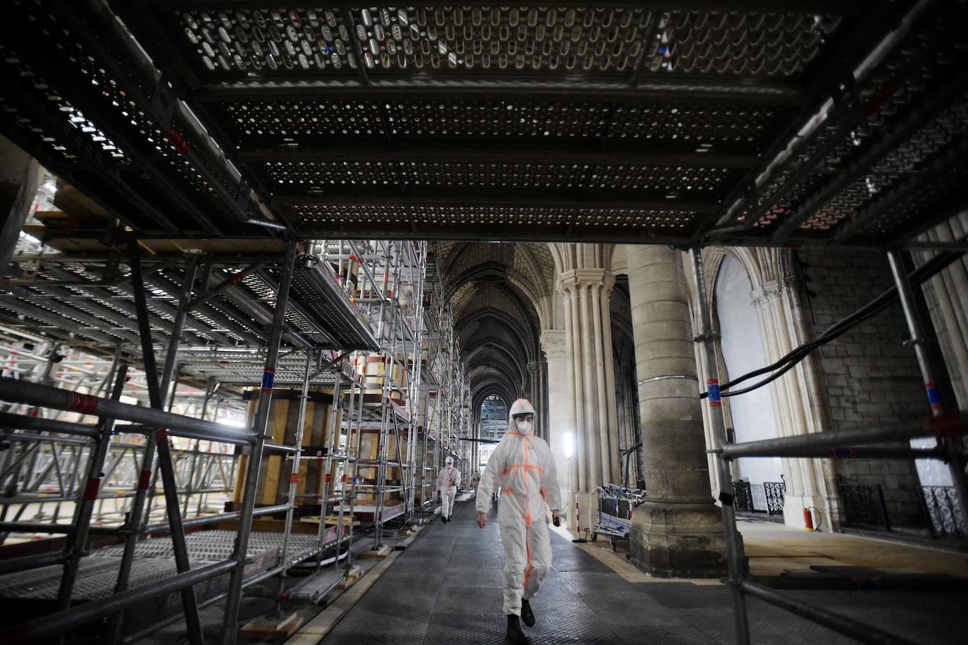 Arqueólogos han encontrado un antiguo sarcófago de plomo bajo la catedral de Notre-Dame, junto con fragmentos de un biombo, lo que ofrece una nueva visión de la historia del edificio, actualmente en reconstrucción tras un devastador incendio en 2019.