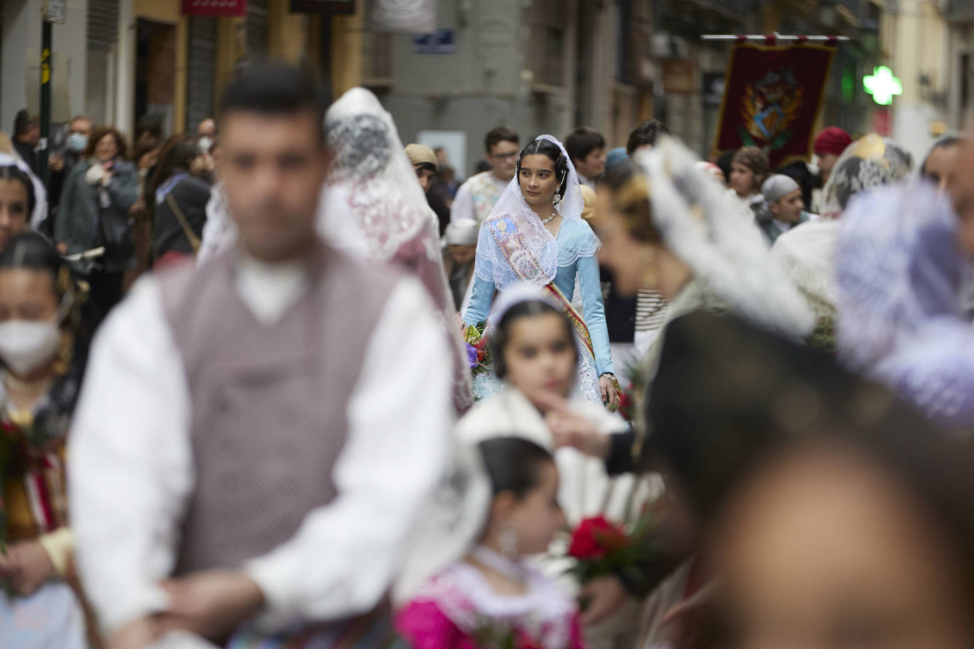 El fervor a la Virgen de los Desemperados continúa en la segunda jornada de la ofrenda de las Fallas. Emoción e ilusión a partes iguales. Además, este viernes, el tiempo ha dado una tregua a los falleros, que han podido desfilar hasta hasta la Mare de Déu sin lluvia. 