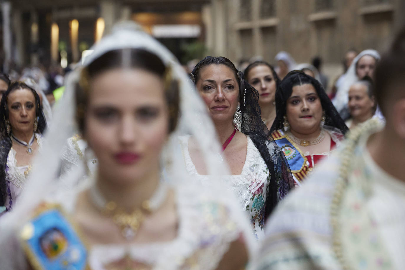 El fervor a la Virgen de los Desemperados continúa en la segunda jornada de la ofrenda de las Fallas. Emoción e ilusión a partes iguales. Además, este viernes, el tiempo ha dado una tregua a los falleros, que han podido desfilar hasta hasta la Mare de Déu sin lluvia. 