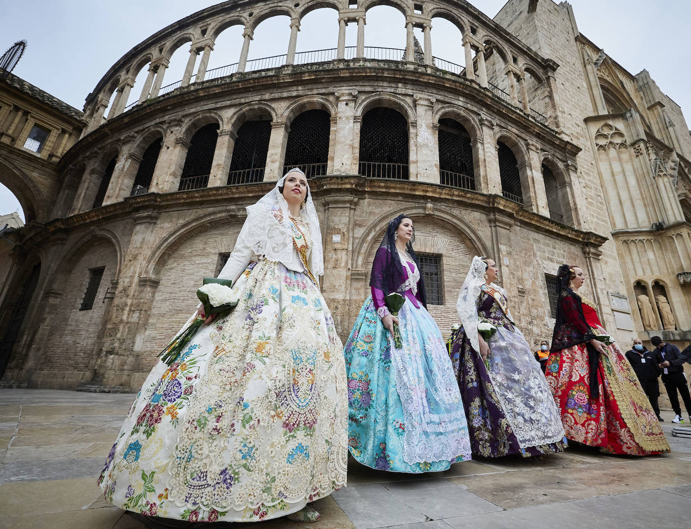 El fervor a la Virgen de los Desemperados continúa en la segunda jornada de la ofrenda de las Fallas. Emoción e ilusión a partes iguales. Además, este viernes, el tiempo ha dado una tregua a los falleros, que han podido desfilar hasta hasta la Mare de Déu sin lluvia. 