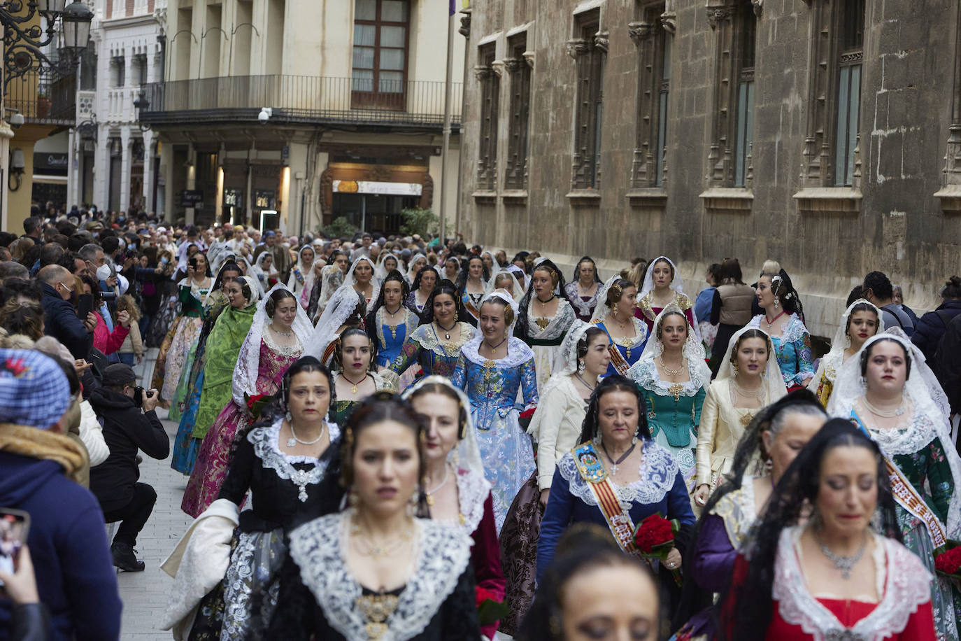 El fervor a la Virgen de los Desemperados continúa en la segunda jornada de la ofrenda de las Fallas. Emoción e ilusión a partes iguales. Además, este viernes, el tiempo ha dado una tregua a los falleros, que han podido desfilar hasta hasta la Mare de Déu sin lluvia. 