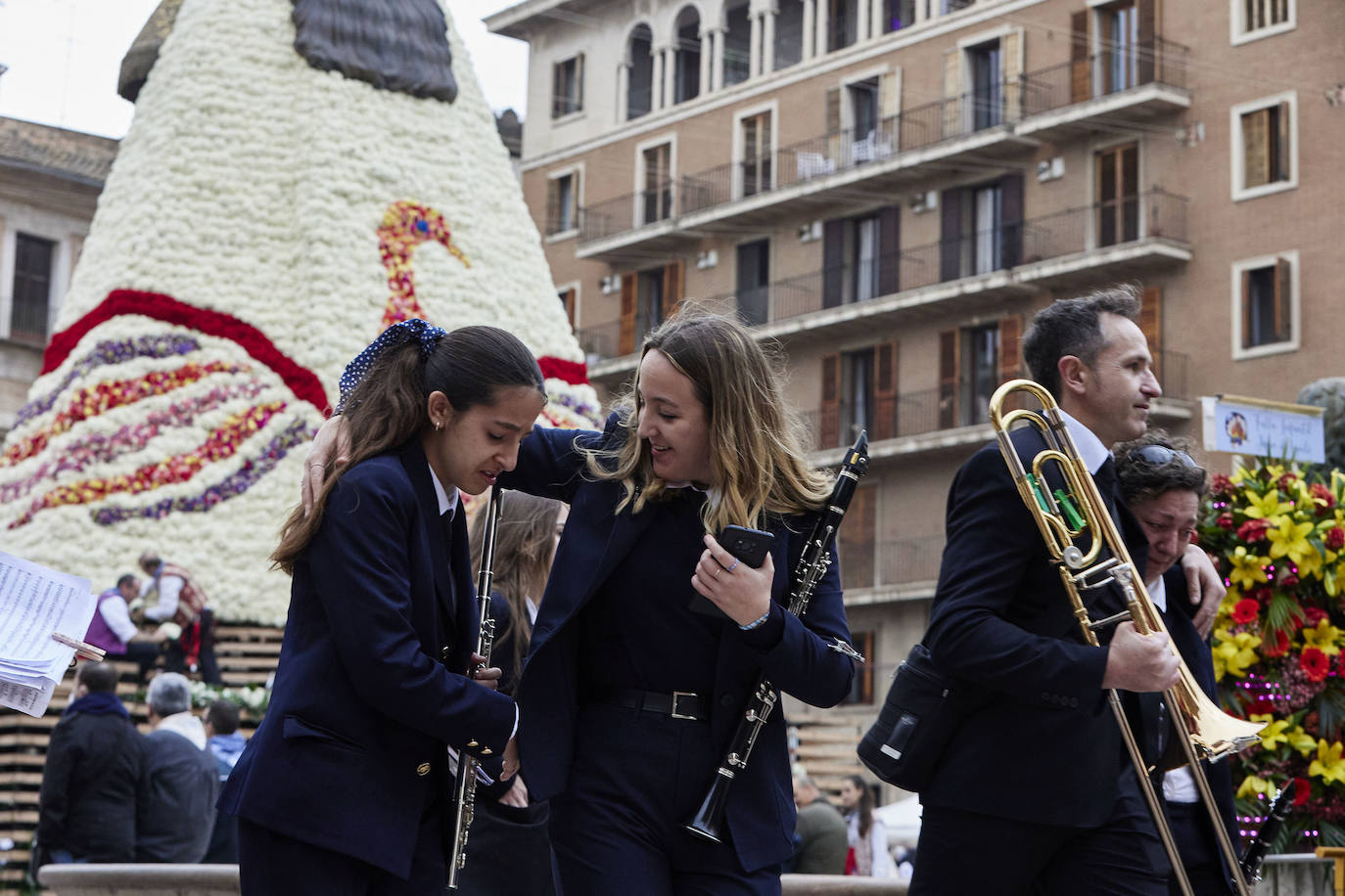 El fervor a la Virgen de los Desemperados continúa en la segunda jornada de la ofrenda de las Fallas. Emoción e ilusión a partes iguales. Además, este viernes, el tiempo ha dado una tregua a los falleros, que han podido desfilar hasta hasta la Mare de Déu sin lluvia. 