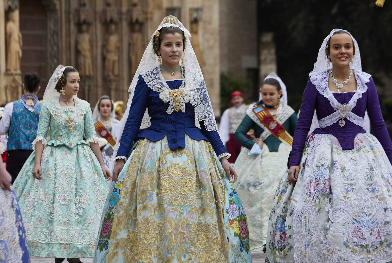 El fervor a la Virgen de los Desemperados continúa en la segunda jornada de la ofrenda de las Fallas. Emoción e ilusión a partes iguales. Además, este viernes, el tiempo ha dado una tregua a los falleros, que han podido desfilar hasta hasta la Mare de Déu sin lluvia. 