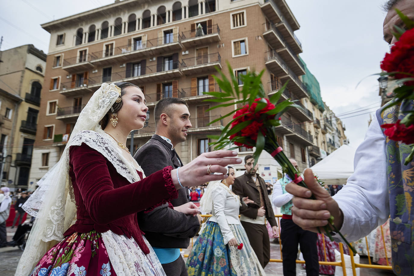 El fervor a la Virgen de los Desemperados continúa en la segunda jornada de la ofrenda de las Fallas. Emoción e ilusión a partes iguales. Además, este viernes, el tiempo ha dado una tregua a los falleros, que han podido desfilar hasta hasta la Mare de Déu sin lluvia. 