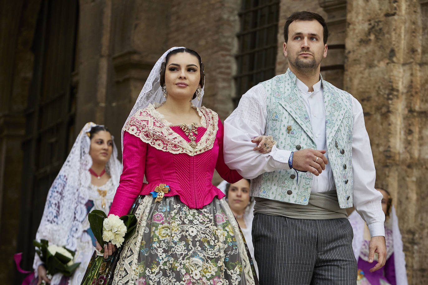 El fervor a la Virgen de los Desemperados continúa en la segunda jornada de la ofrenda de las Fallas. Emoción e ilusión a partes iguales. Además, este viernes, el tiempo ha dado una tregua a los falleros, que han podido desfilar hasta hasta la Mare de Déu sin lluvia. 