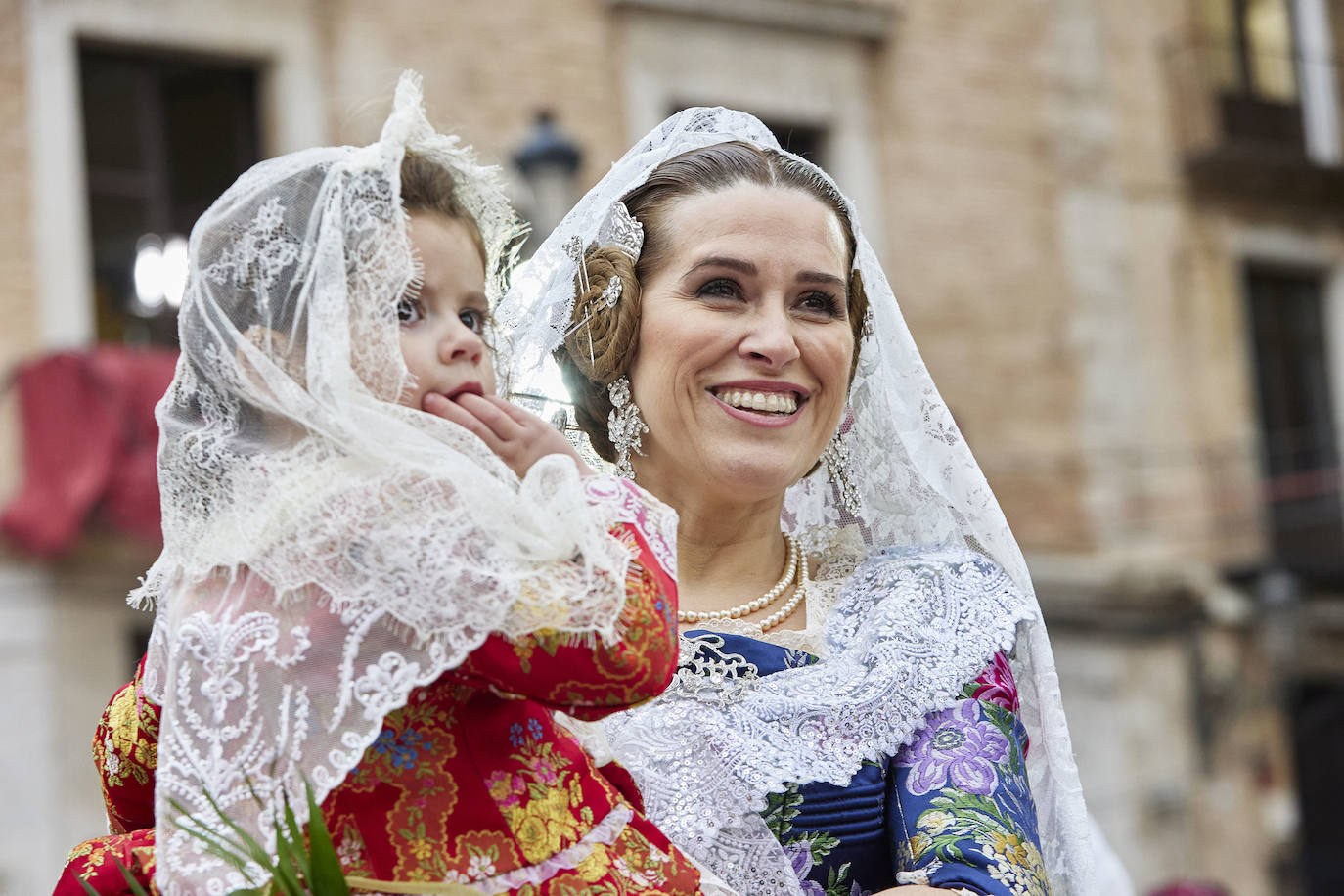 El fervor a la Virgen de los Desemperados continúa en la segunda jornada de la ofrenda de las Fallas. Emoción e ilusión a partes iguales. Además, este viernes, el tiempo ha dado una tregua a los falleros, que han podido desfilar hasta hasta la Mare de Déu sin lluvia. 