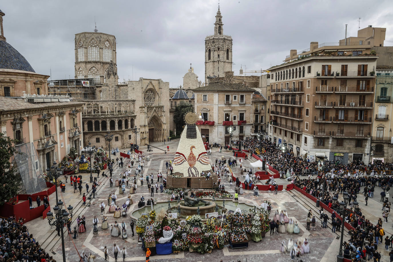 El fervor a la Virgen de los Desemperados continúa en la segunda jornada de la ofrenda de las Fallas. Emoción e ilusión a partes iguales. Además, este viernes, el tiempo ha dado una tregua a los falleros, que han podido desfilar hasta hasta la Mare de Déu sin lluvia. 