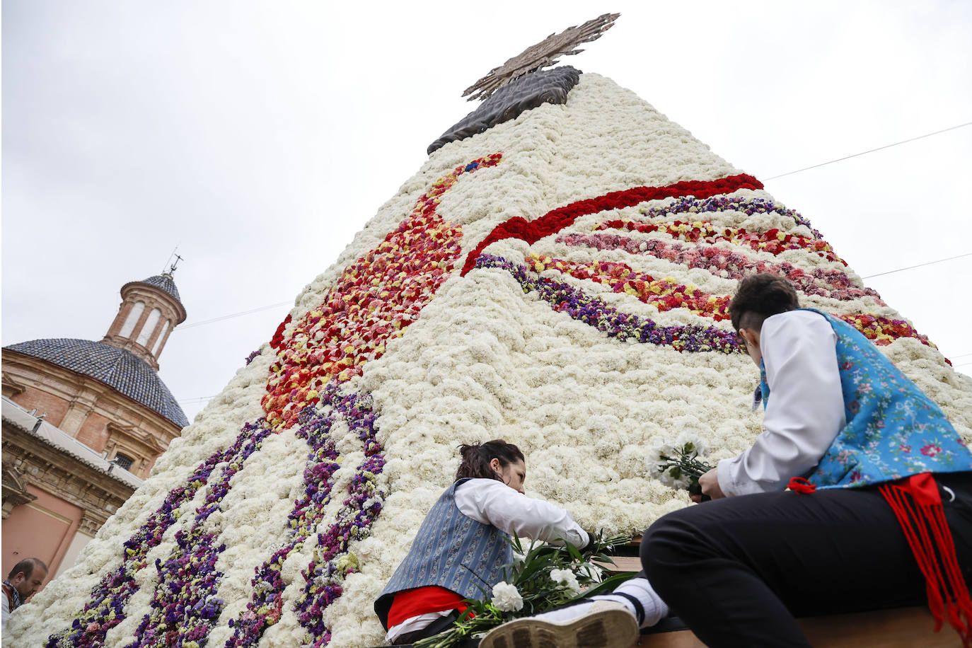 El fervor a la Virgen de los Desemperados continúa en la segunda jornada de la ofrenda de las Fallas. Emoción e ilusión a partes iguales. Además, este viernes, el tiempo ha dado una tregua a los falleros, que han podido desfilar hasta hasta la Mare de Déu sin lluvia. 