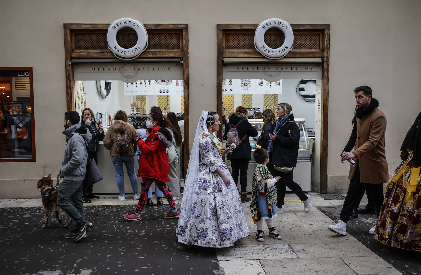 El fervor a la Virgen de los Desemperados continúa en la segunda jornada de la ofrenda de las Fallas. Emoción e ilusión a partes iguales. Además, este viernes, el tiempo ha dado una tregua a los falleros, que han podido desfilar hasta hasta la Mare de Déu sin lluvia. 