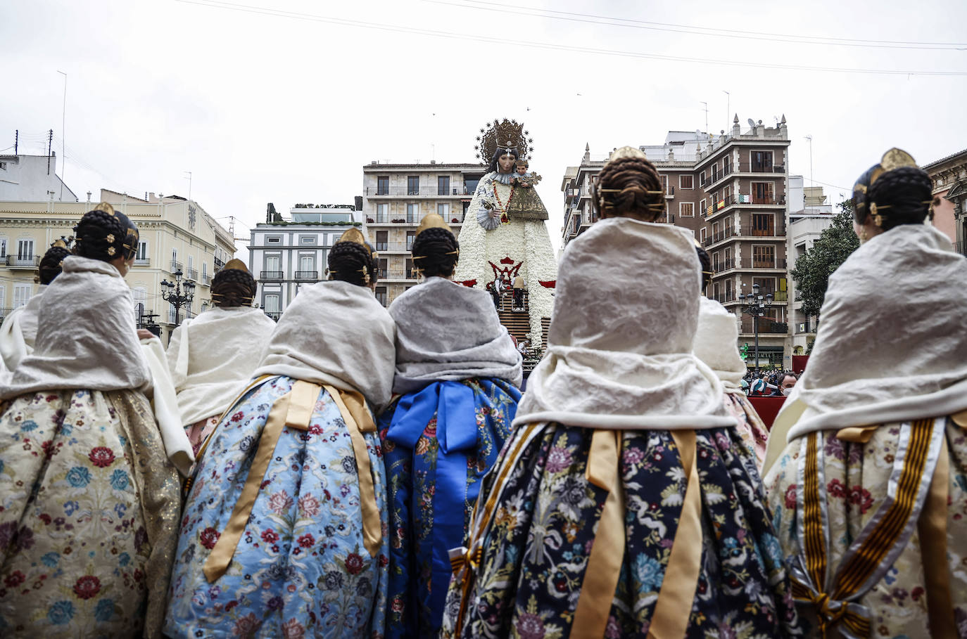 El fervor a la Virgen de los Desemperados continúa en la segunda jornada de la ofrenda de las Fallas. Emoción e ilusión a partes iguales. Además, este viernes, el tiempo ha dado una tregua a los falleros, que han podido desfilar hasta hasta la Mare de Déu sin lluvia. 