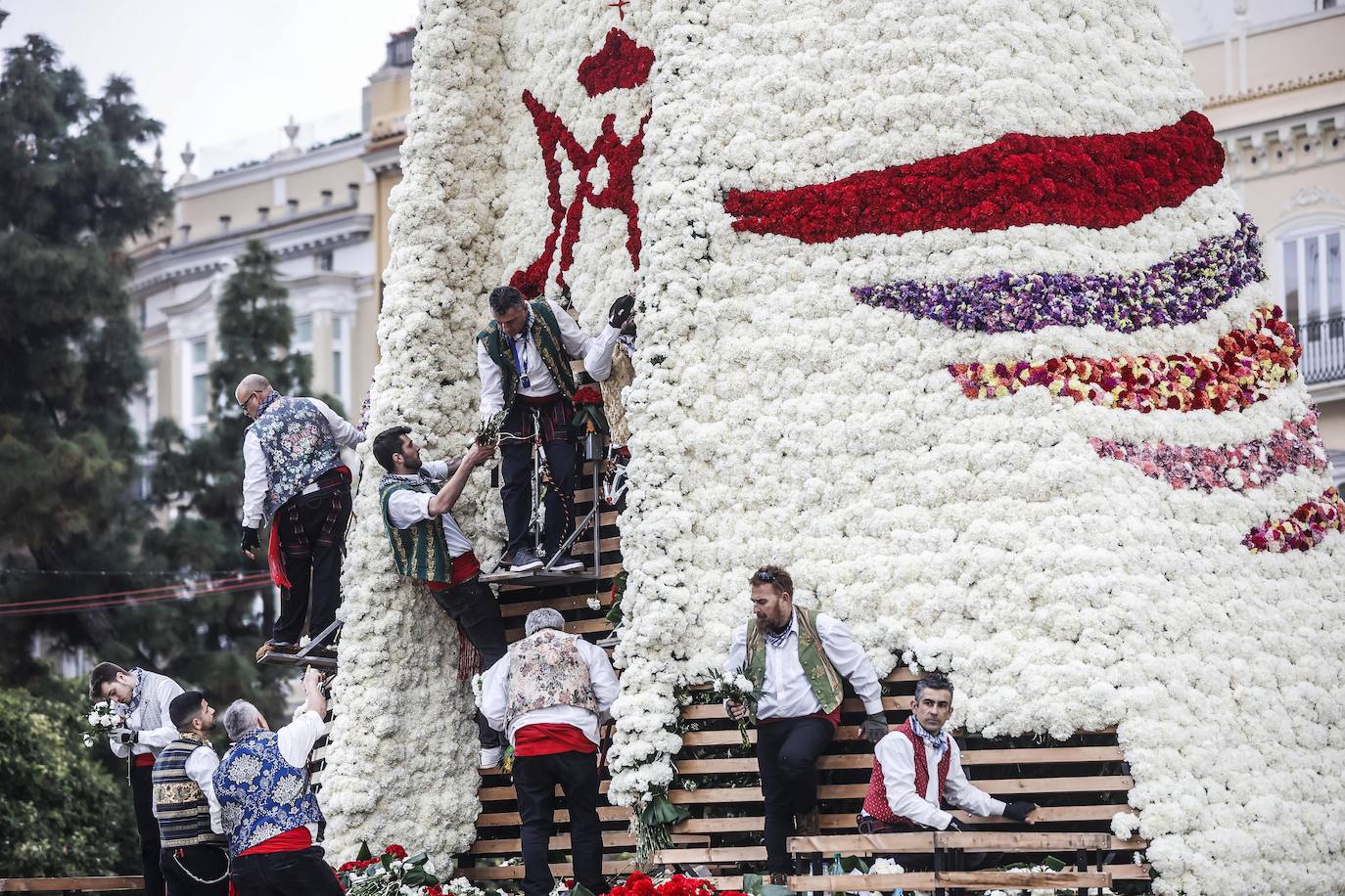 El fervor a la Virgen de los Desemperados continúa en la segunda jornada de la ofrenda de las Fallas. Emoción e ilusión a partes iguales. Además, este viernes, el tiempo ha dado una tregua a los falleros, que han podido desfilar hasta hasta la Mare de Déu sin lluvia. 