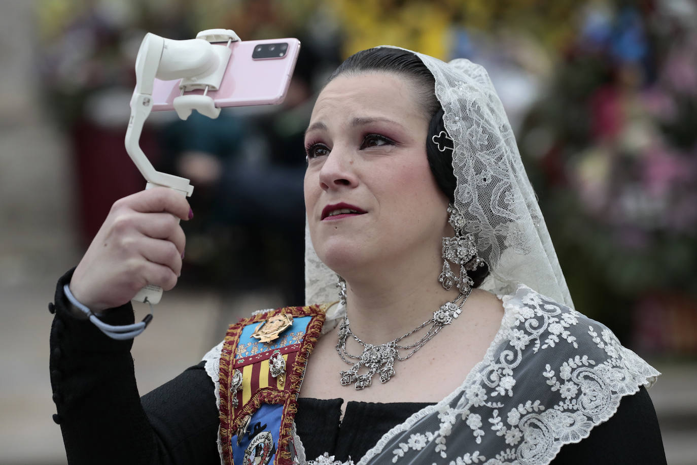 El fervor a la Virgen de los Desemperados continúa en la segunda jornada de la ofrenda de las Fallas. Emoción e ilusión a partes iguales. Además, este viernes, el tiempo ha dado una tregua a los falleros, que han podido desfilar hasta hasta la Mare de Déu sin lluvia. 