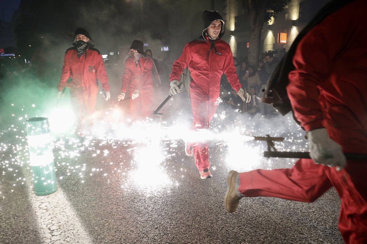 La Cabalgata del Fuego es el preludio de la noche de la Cremà de Fallas. Se trata de un espectáculo de luz y de pólvora que simboliza la exaltación del fuego, el protagonista de la noche en la que los valencianos se despiden de las Fallas. Cientos de personas han paseado por el centro de Valencia jugando con el fuego al son de la música. 