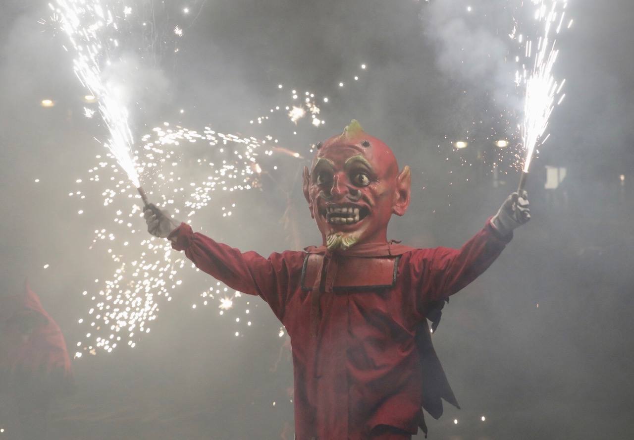 La Cabalgata del Fuego es el preludio de la noche de la Cremà de Fallas. Se trata de un espectáculo de luz y de pólvora que simboliza la exaltación del fuego, el protagonista de la noche en la que los valencianos se despiden de las Fallas. Cientos de personas han paseado por el centro de Valencia jugando con el fuego al son de la música. 