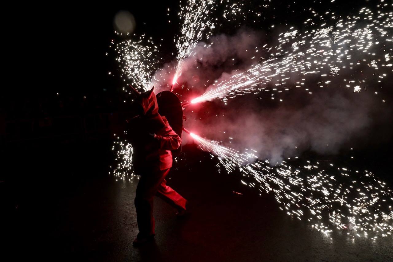 La Cabalgata del Fuego es el preludio de la noche de la Cremà de Fallas. Se trata de un espectáculo de luz y de pólvora que simboliza la exaltación del fuego, el protagonista de la noche en la que los valencianos se despiden de las Fallas. Cientos de personas han paseado por el centro de Valencia jugando con el fuego al son de la música. 