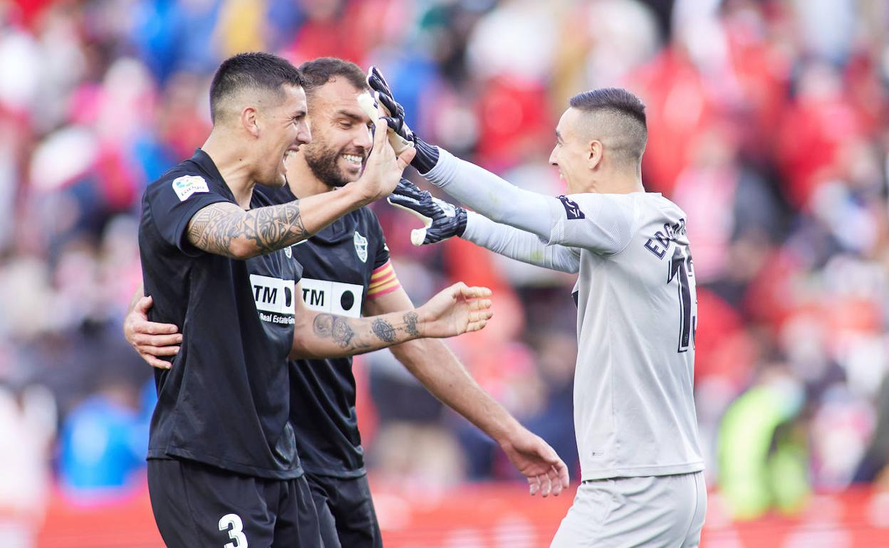 Los jugadores del Elche celebran la última victoria en Granada. 