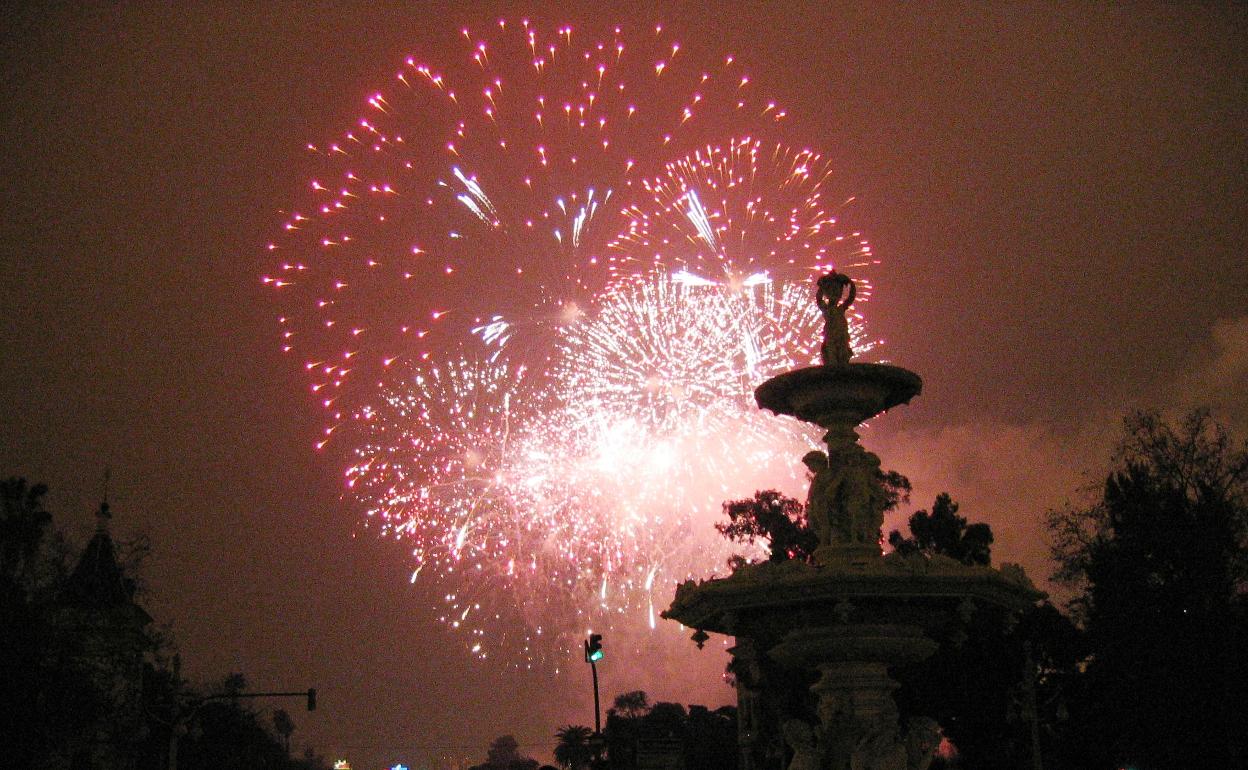 Imagen de archivo de un castillo de fuegos artificiales de las Fallas. 