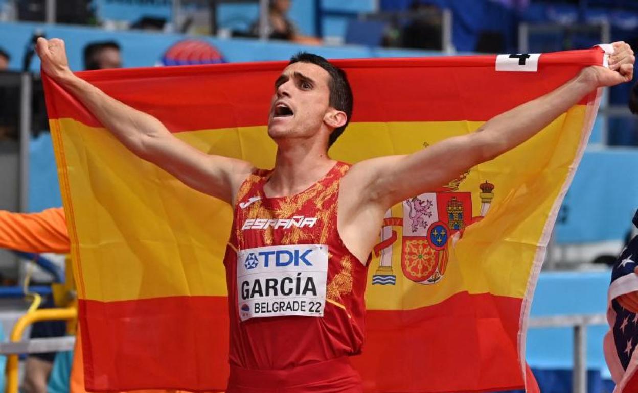 Mariano García celebra su título mundial de 800 con la bandera de España. 