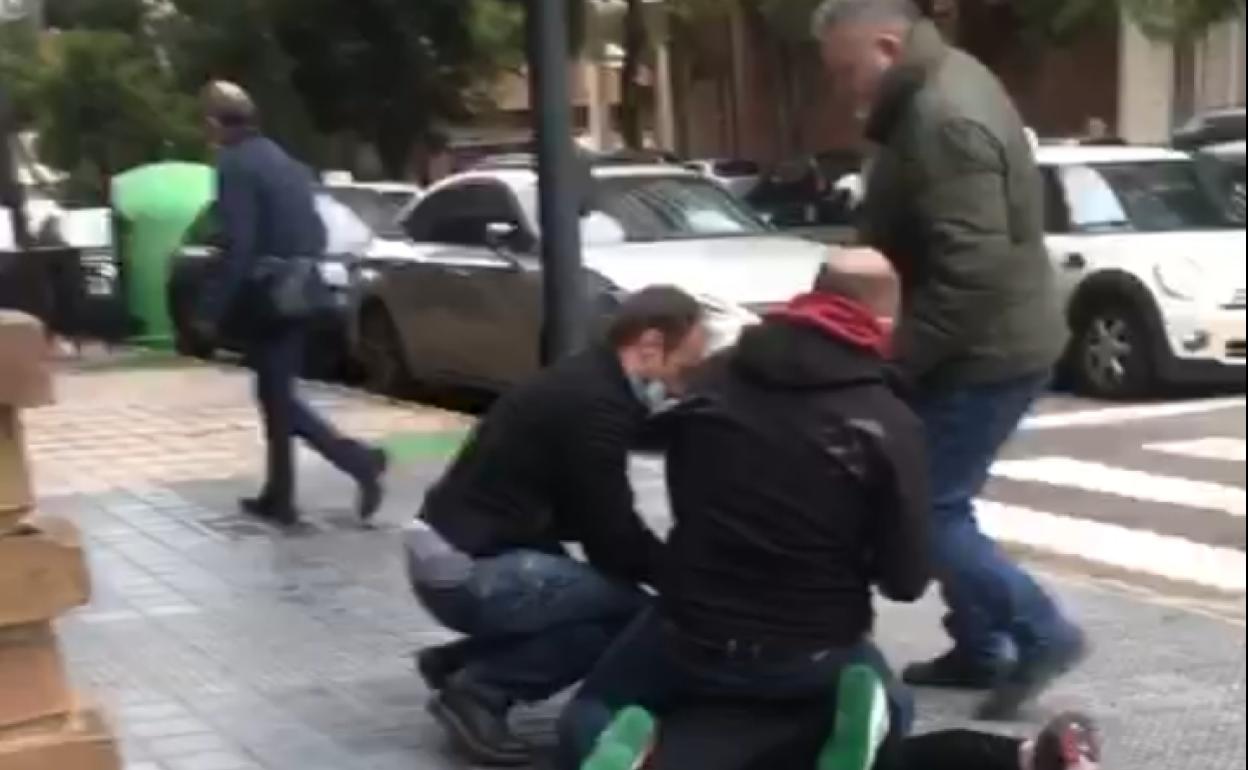 El momento de la detención del ladrón que ofreció resistencia. 