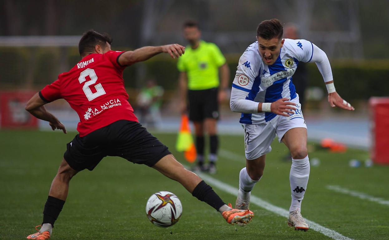 Borja Galán trata de superar al jugador de La Nucía José Romera durante el partido de esta tarde. 