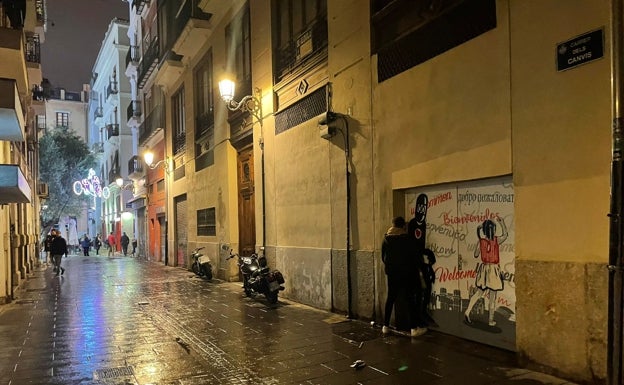 Un joven orina en una calle cercana al edificio ocupado. 