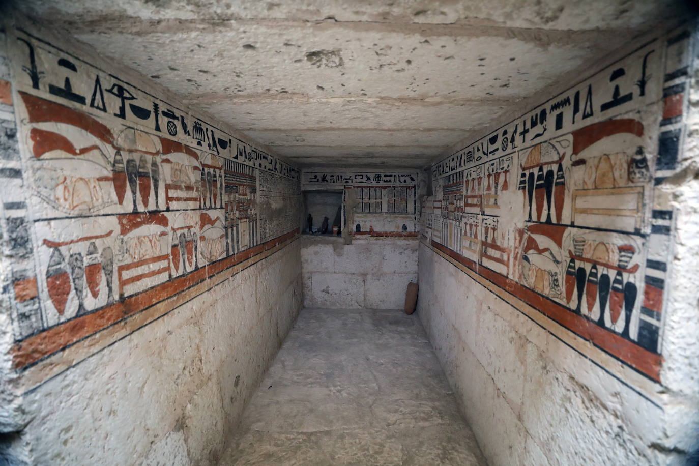 Arqueólogos han descubierto cinco tumbas antiguas tumbas egipcias en Saqqara (cerca de Giza) durante las excavaciones realizadas en la zona situada en el lado noreste de la pirámide del Rey Merenre, que gbernó Egipto hacia el 2270 a.C. Las cinco tumbas, todas ellas en buen estado, pertenecían a altos funcionarios reales. 