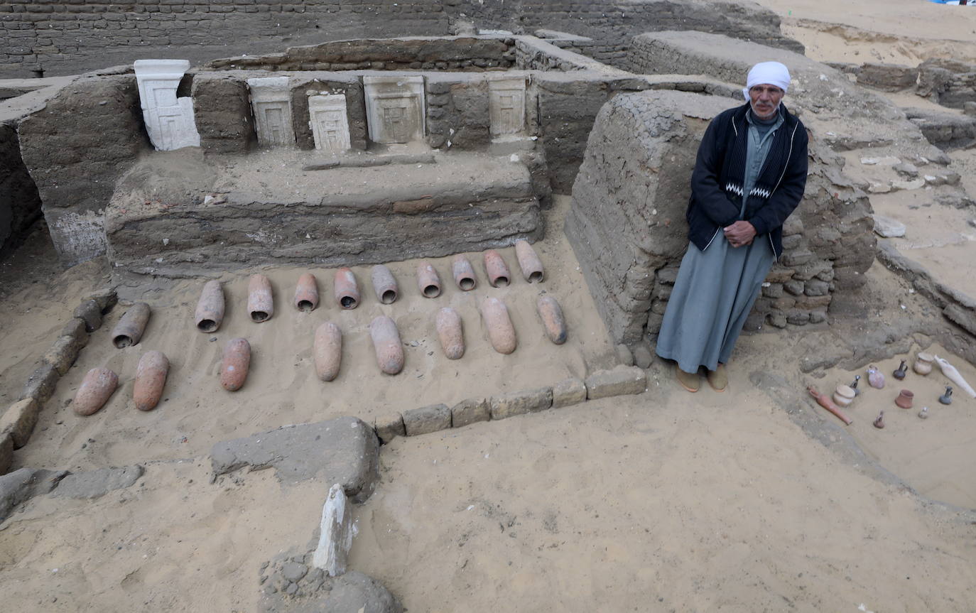 Arqueólogos han descubierto cinco tumbas antiguas tumbas egipcias en Saqqara (cerca de Giza) durante las excavaciones realizadas en la zona situada en el lado noreste de la pirámide del Rey Merenre, que gbernó Egipto hacia el 2270 a.C. Las cinco tumbas, todas ellas en buen estado, pertenecían a altos funcionarios reales. 